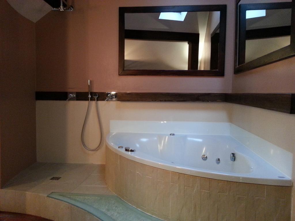 Krakow Jacuzzi Apartment Oda fotoğraf